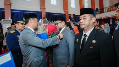 Pengabdian hingga 30 Tahun, Gubernur Sulsel Sematkan Satyalencana kepada 398 PNS