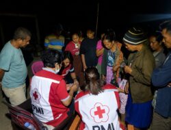 Tak Kenal Gelap, Saat Malam Menyelimuti Pengungsian, Tim Medis PMI Tetap Berikan Layanan Kesehatan