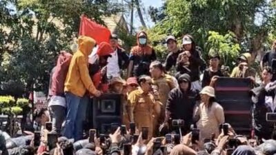 Tolak Penonaktifan 16 Pejabat, Ribuan Massa dan ASN Gelar Aksi di Kantor Bupati Gowa