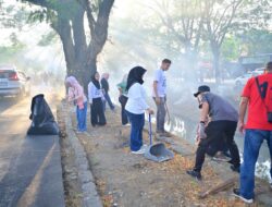 Bersama Jaga Lingkungan, Perumda Air Minum Makassar Bersihkan Saluran Air Baku