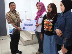 Tasming Hamid Serahkan Bantuan Peralatan UMKM, Tekankan Kejujuran dan Kerja Keras