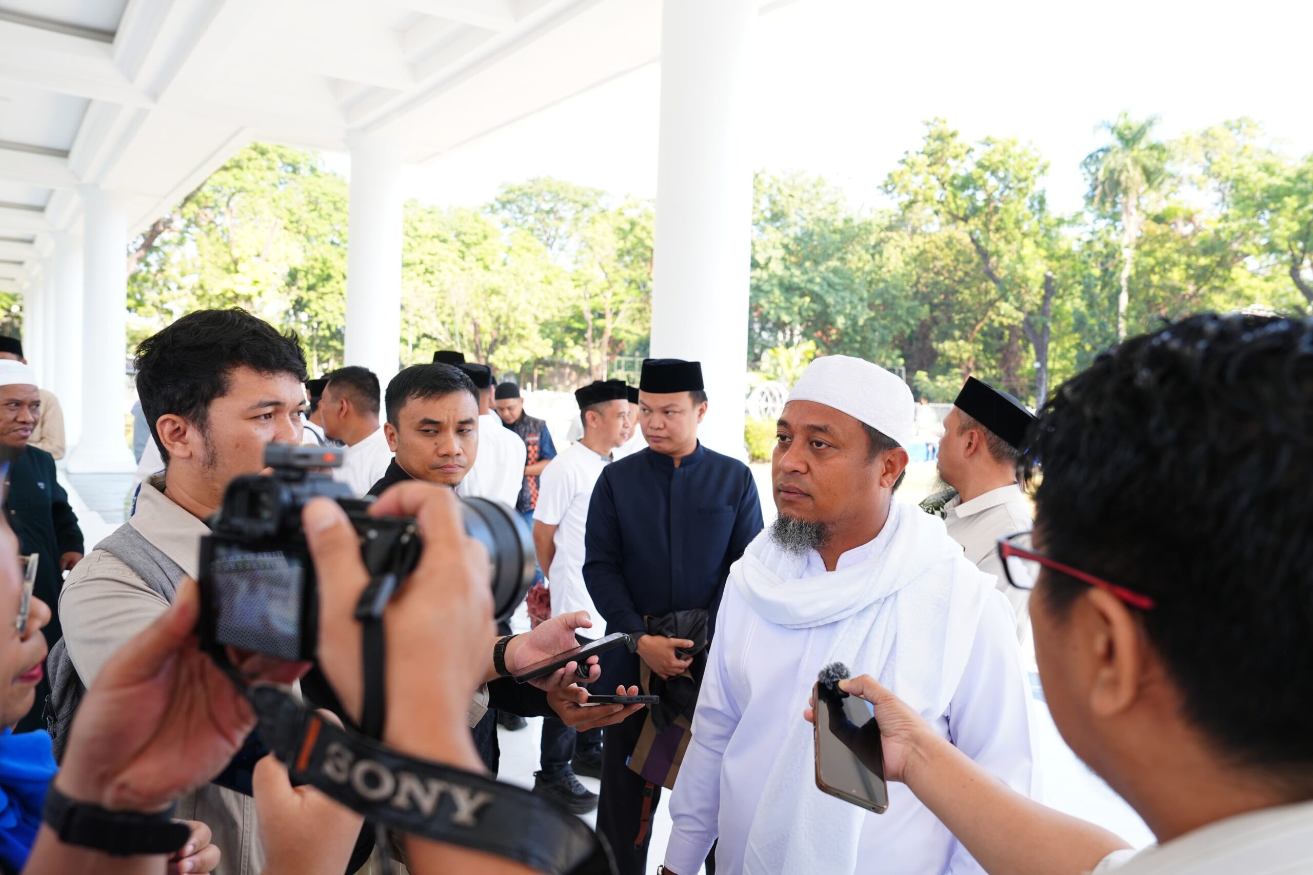 Gubernur Sulsel, Andi Sudirman Sulaiman saat di wawancara terkait dengan kelangkaan BBM