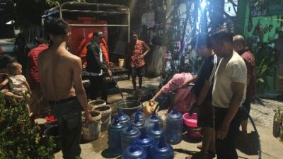 Kemarau Panjang, PDAM Makassar Kerahkan Tangki dan Pickup Salurkan Air Gratis ke Lorong-lorong Warga