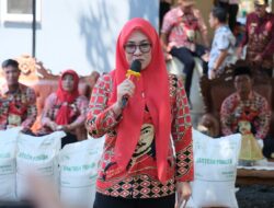 Bupati Gowa, Husian Talenrang Salurkan Bantuan Pangan bagi Masyarakat Bontontompo