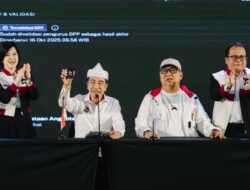 Jokowi Resmi Tegaskan Jadi Kader PSI, Pamer KTA: “Jangan Ragu!”