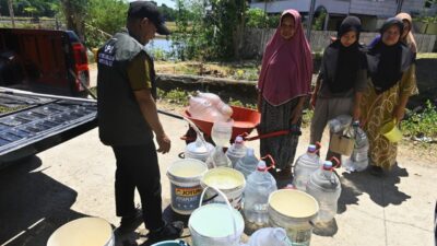 Gubernur Andi Sudirman Telah Distribusikan 403.000 Liter Air Bersih untuk 4.936 KK di Makassar