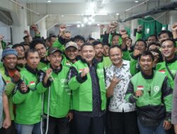 Sapa Pengemudi Gojek, Munafri Tekankan Pentingnya Cek Kesehatan dan Jaminan Sosial