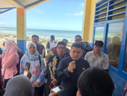 Kunjungi Warga di Kecamatan Pulau Sangkarang, Munafri Salurkan Bantuan Beasiswa