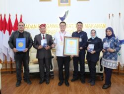 Taruna Ikrar Cetak Rekor Indonesia–Dunia, Jadi Insan Indonesia Pertama Luncurkan Dua Buku di Kereta Cepat Beijing–Jinan
